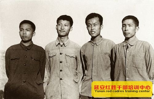 1973年，习近平和延川县北京知青雷平生（左一）、陶海粟（右二）、雷榕生（右一）在延川。